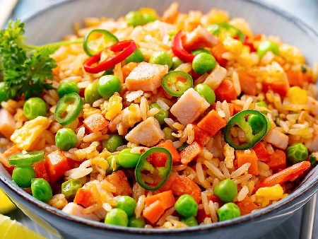 Запържен ориз с шунка, яйца, грах и моркови – бърза и лесна рецепта - снимка на рецептата